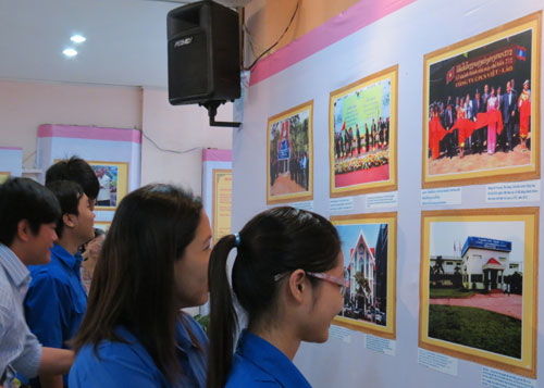 Exposition de photographies documentaires sur les relations de coopération entre le Vietnam et le Laos