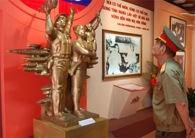 Une exposition sur les relations Vietnam-Laos à Hanoï
