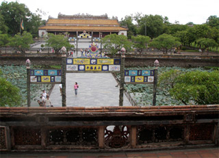 Thơ văn Hán - Nôm trang trí trên di tích Huế đang được lập hồ sơ đăng ký để trở thành di sản ký ức thế giới