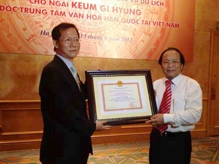 Director of RoK cultural centre in Vietnam honoured with insignia