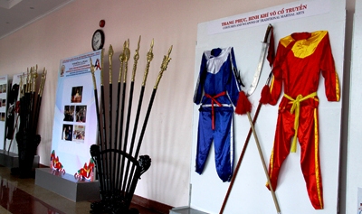Arms and clothes of Vietnamese traditional martial arts on display