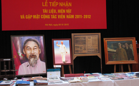 Receiving documents and objects related to President Ho Chi Minh