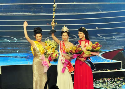 邓秋草荣登“2012年越南小姐选美大赛”冠军宝座