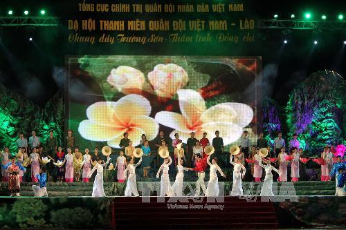 Programme artistique des cadets du Vietnam et du Laos