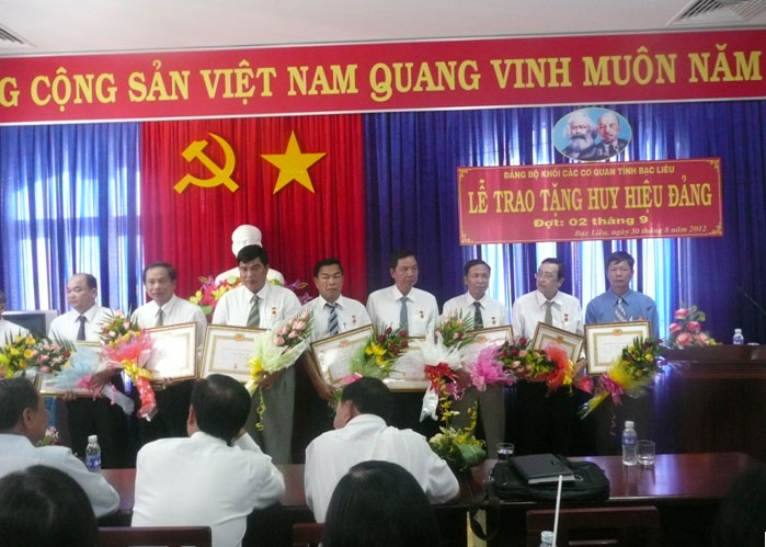 Lễ trao tặng huy hiệu 30 và 40 năm tuổi Đảng