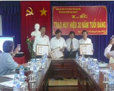Bạc Liêu Lễ trao tặng Huy hiệu 30 năm tuổi Đảng
