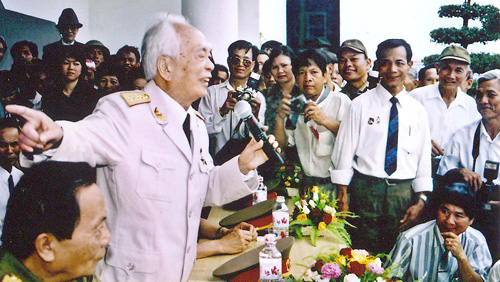 Exposition de photos Le Général Vo Nguyen Giap et les vétérans de guerre