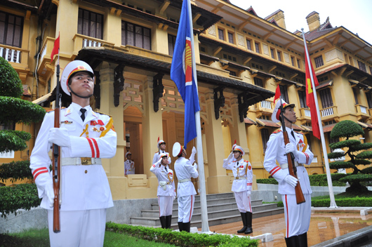 Cử hành trọng thể Lễ thượng cờ ASEAN và Quốc kỳ Việt Nam