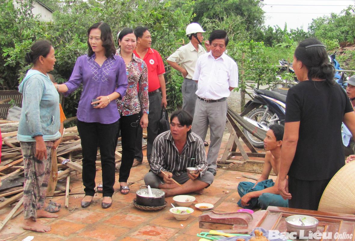 UBND tỉnh Bạc Liêu tổ chức thăm, hỗ trợ các gia đình bị thiệt hại do lốc xoáy