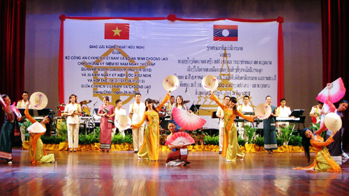 Bientôt l échange culturel, sportif et touristique entre les zones frontalières Vietnam-Laos 2012