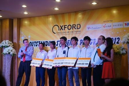 Trao học bổng học tiếng Anh cho 16 thủ khoa đại học