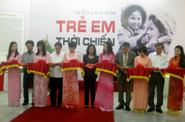 70 photos about children at war on display in Hanoi