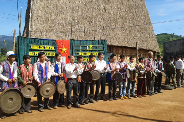 Presenting gongs to Xe Dang ethnic minority group in Kon Tum province