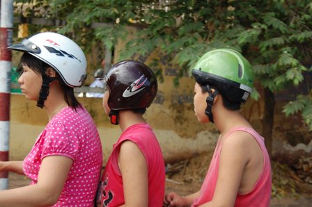 Thành phố Hồ Chí Minh Tăng cường xử phạt vi phạm qui định đội mũ bảo hiểm cho trẻ em