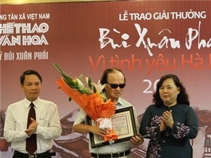 Blind guitarist wins ‘Love for Hanoi award