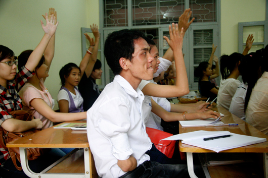 Nghị lực của chàng trai không tay vào đại học