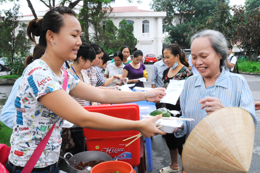 Lặng lẽ những suất cơm từ thiện