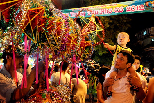 Phố cổ Hà Nội lung linh đón Trung thu