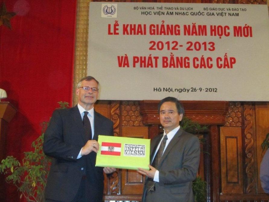 Đại sứ Áo trao quà tài trợ cho Học viện Âm nhạc Quốc gia Việt Nam