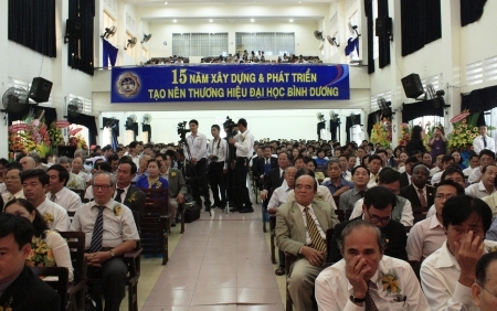 Trường đại học Bình Dương đón nhận Huân chương lao động hạng III