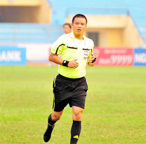 Referee Vo Quang Vinh wins 2012 Golden Whistle award