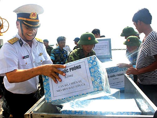 Têt du Serpent des cadeaux pour les habitants de Truong Sa