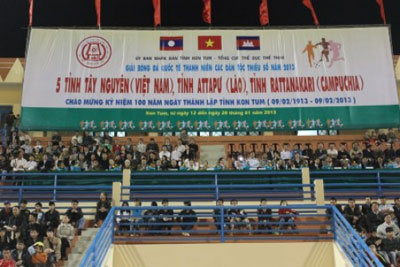 2013年少数民族国际足球邀请赛在崑嵩举行