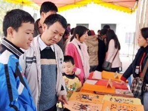 向美国朋友推介越南文化