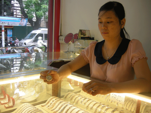 Vàng giảm giá, các doanh nghiệp kim hoàn đồng loạt áp dụng chênh lớn giữa giá mua và bán
