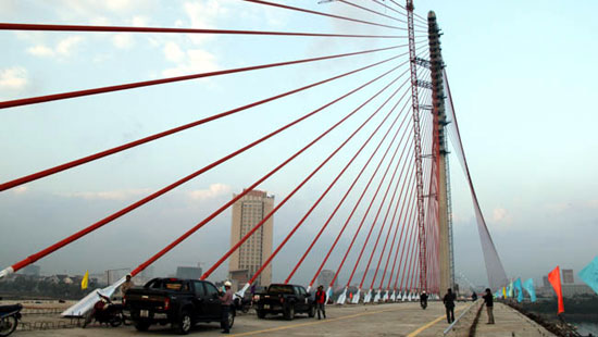 Danang adds one more bridge across Han River