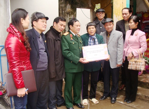 Tặng quà cho nạn nhân chất độc da cam tỉnh Hưng Yên nhân dịp Xuân Quý Tỵ