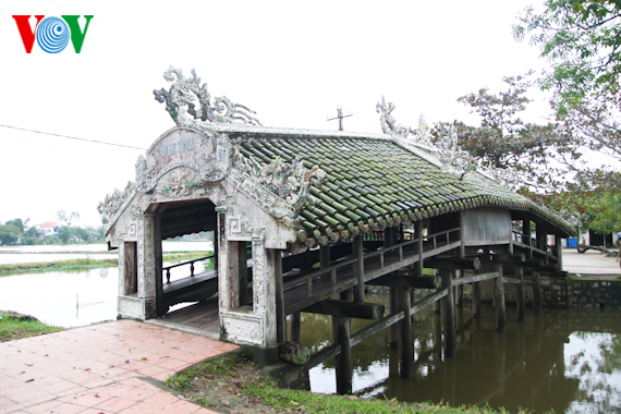 Thanh Toan tile-roofed bridge on a quiet Hue afternoon
