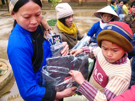 向遭遇严寒天气的北方各省贫户发放棉被