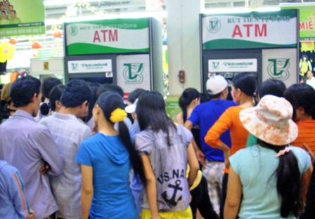 Vài suy nghĩ xung quanh câu chuyện thu phí ATM