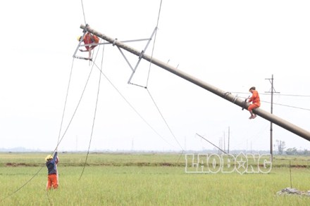 Nhanh chóng khắc phục hậu quả do siêu bão số 10 gây ra cấp điện trở lại đối với các tỉnh miền Trung