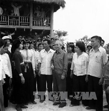 Anh là nguồn sáng mãi mãi không mờ trong nhân dân