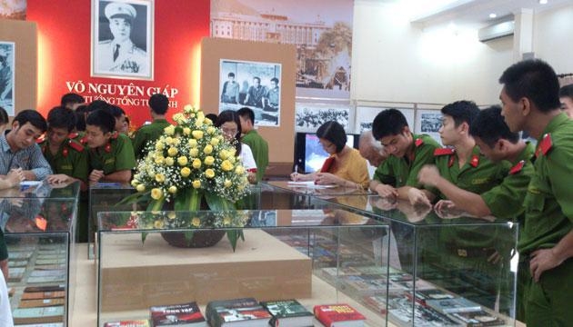 Photo exhibition about General Vo Nguyen Giap’s life and career