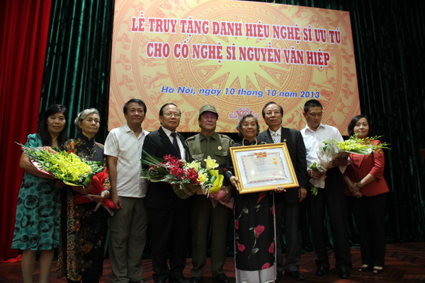 Comedian Van Hiep granted the title “meritorious artist”