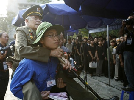 Photo exhibition on General Vo Nguyen Giap and the youth