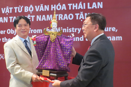 Vietnam Museum of Ethnology receives objects from Thailand