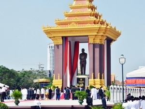 Cambodia unveils statue of late King Father Sihanouk