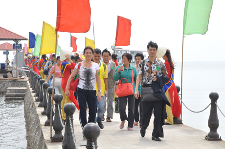1,200 maritime tourists visit Ha Long