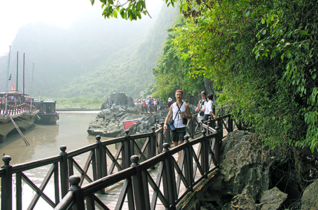 Quang Ninh greets over 6 5 million tourists in ten months