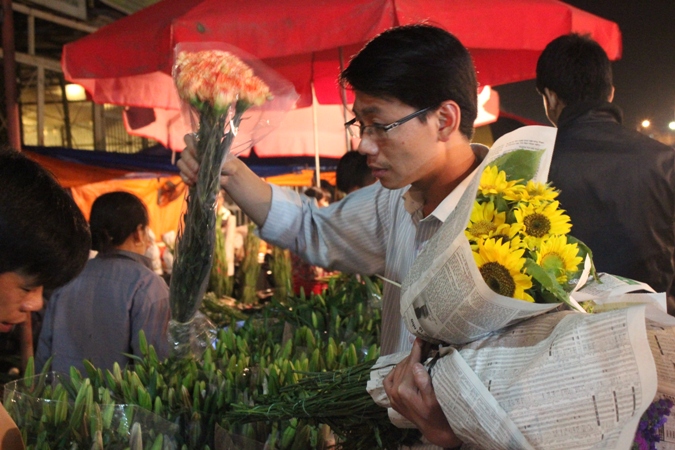 Nhộn nhịp chợ hoa đêm Quảng An