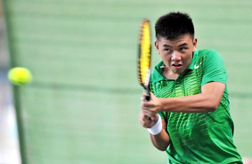 Ly Hoang Nam closes in on title defence