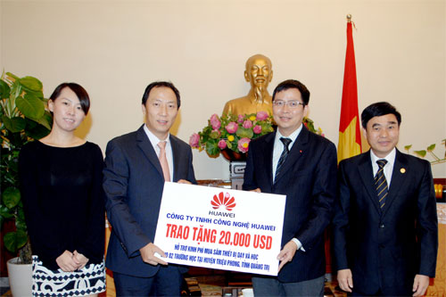 Công ty TNHH Công nghệ Huawei Việt Nam trao tặng 20 000 USD cho 2 trường học tại tỉnh Quảng Trị