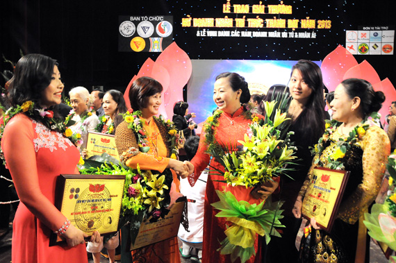 Lễ trao giải “Nữ doanh nhân trí thức thành đạt năm 2013”