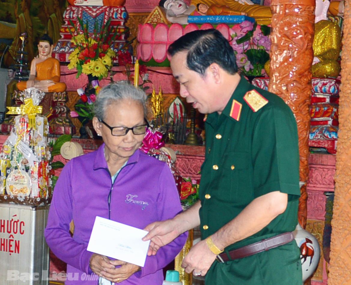 Thăm, tặng quà đồng bào Khmer nhân dịp lễ Sen Đôn-ta