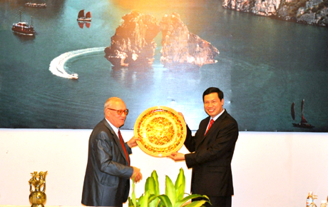 广宁省领导会见乌克兰共产党代表团