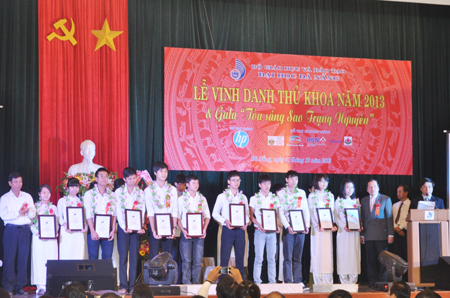 Vinh danh thủ khoa xuất sắc trong kỳ thi tuyển sinh đại học, cao đẳng năm 2013